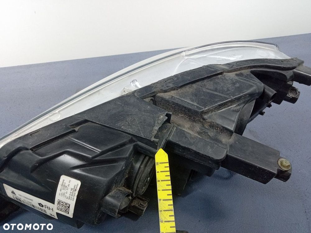 VOYAGER V 07- REFLEKTOR PRAWY XENON 05113334AE - 6