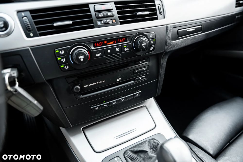 BMW Seria 3 330i - 33