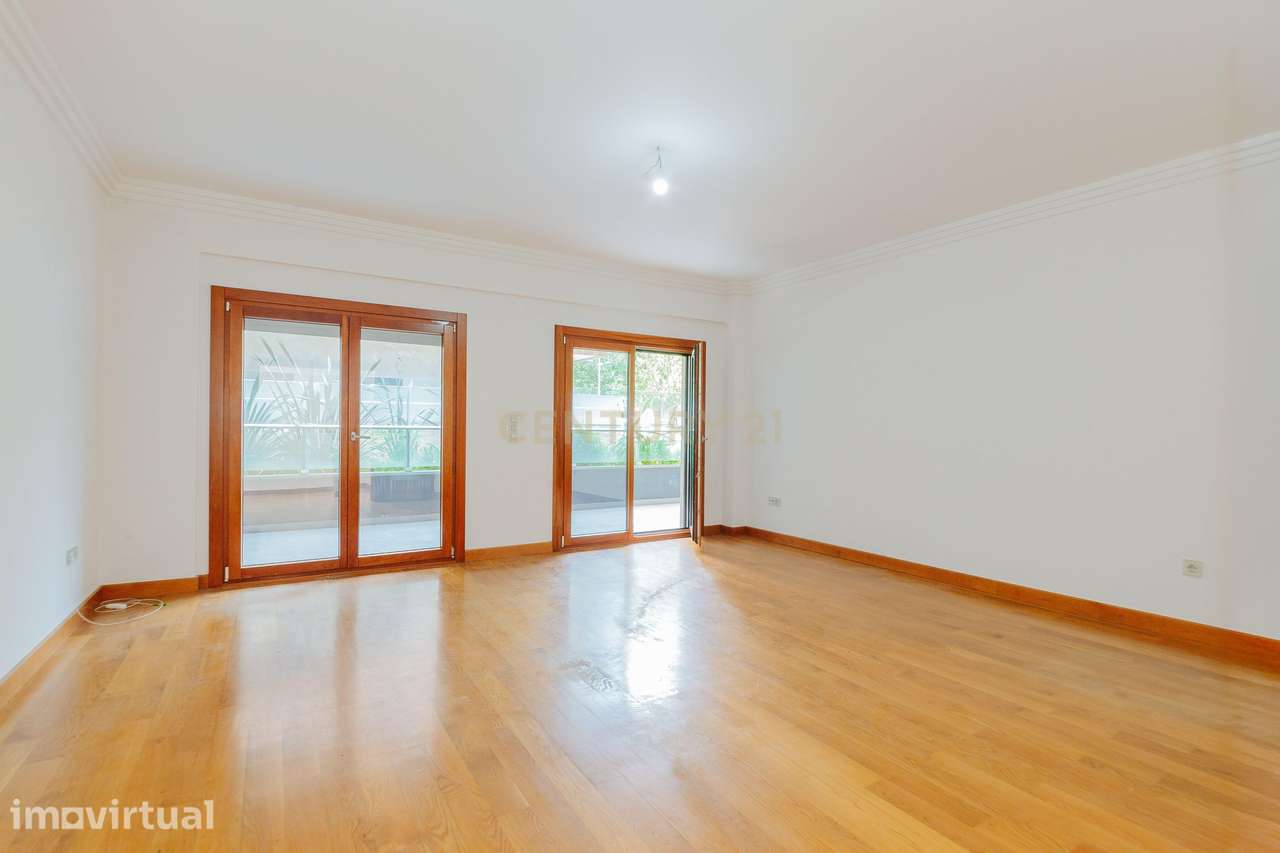 Apartamento T1 na Urbanização Jardins do Cristo Rei com Box e Terraço - Grande imagem: 3/17