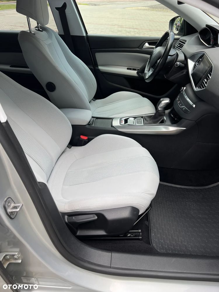 Peugeot 308 1.6 BlueHDi Allure S&S EAT6 - 17