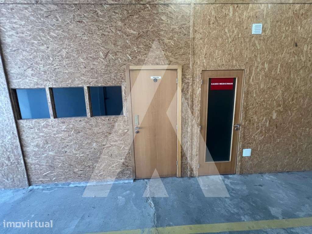 Armazém amplo destinado à indústria e andar T3 para habitação e log... - Grande imagem: 4/35
