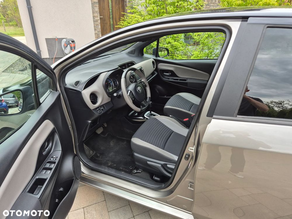 Toyota Yaris Hybrid 100 Business Edition - 17