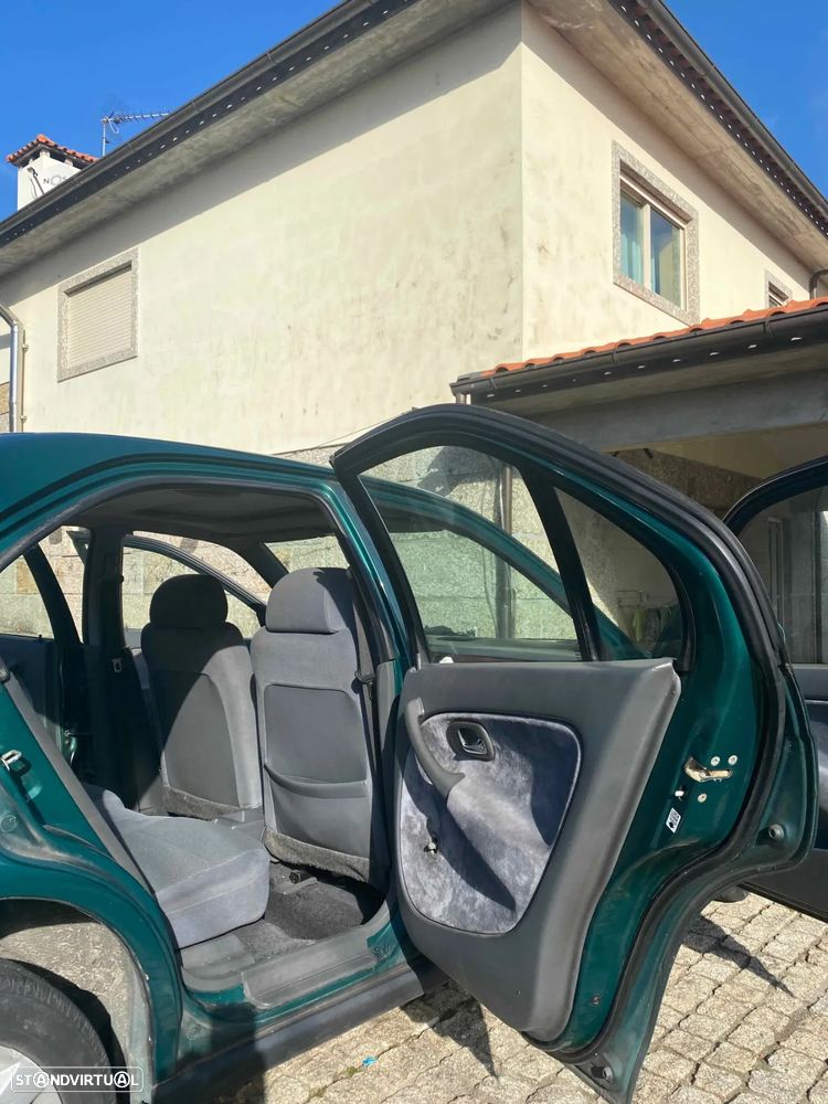 Honda Civic 1.4i - 8