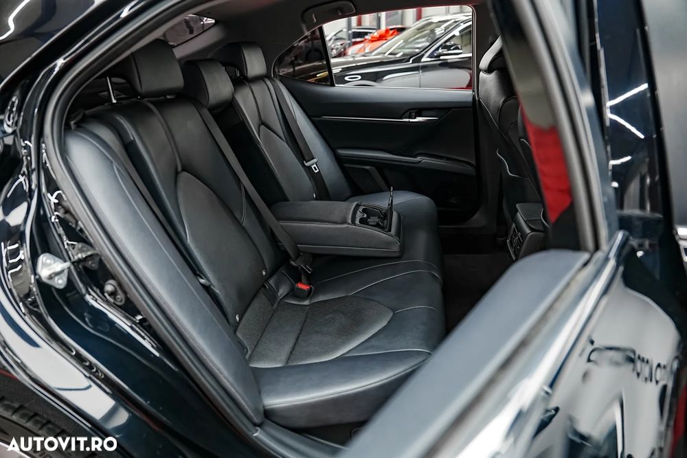 Toyota Camry Luxury - 12