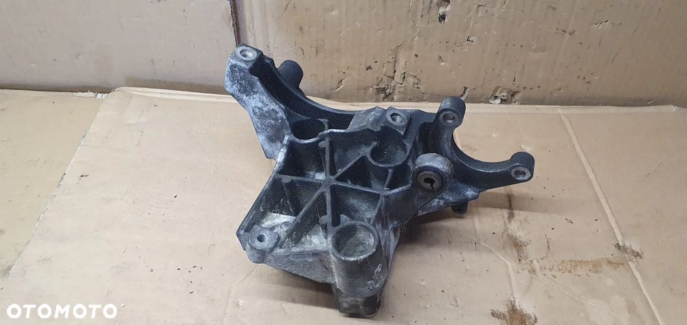 Łapa mocowanie pompy wspomagania Audi A6 C6 2.7 TDI 059145169AA - 4