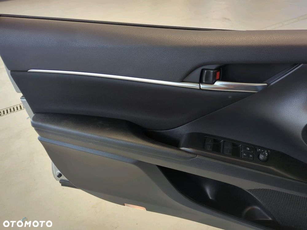 Toyota Camry - 17
