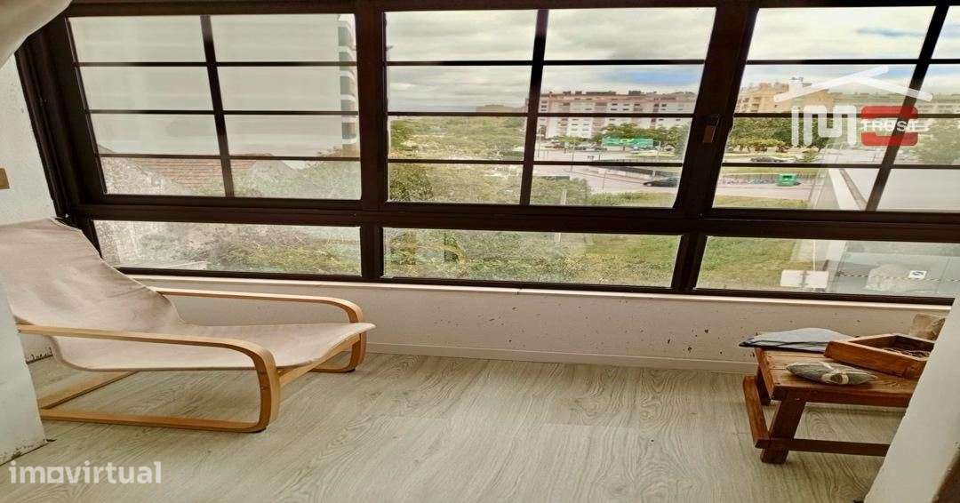 T3 Remodelado com Marquise e Excelente Potencial | 98m² | Setúbal - Grande imagem: 4/33