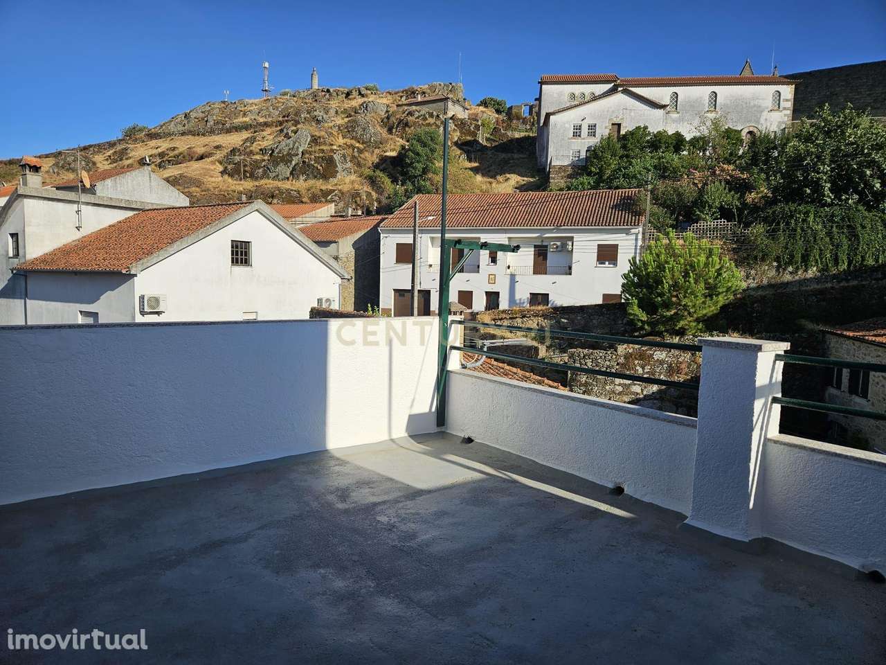 Moradia T3 com terraço e vista para o Castelo – Penamacor - Grande imagem: 3/42