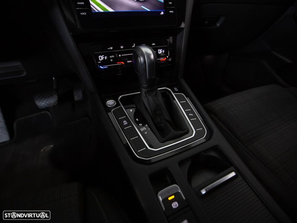 VW Passat Variant 2.0 TDi Business DSG - 31