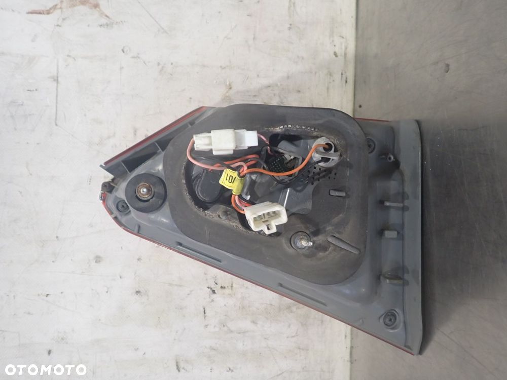LAMPA PRAWA TYLNA W KLAPIE HYUNDAI i40 I CW 1.7 - 2