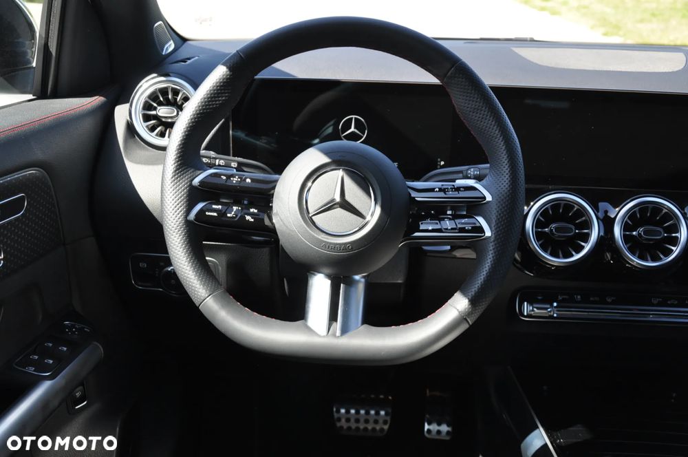 Mercedes-Benz GLA - 16