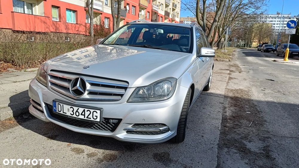 Mercedes-Benz Klasa C 180 CGI BlueEFFICIENCY Avantgarde - 2