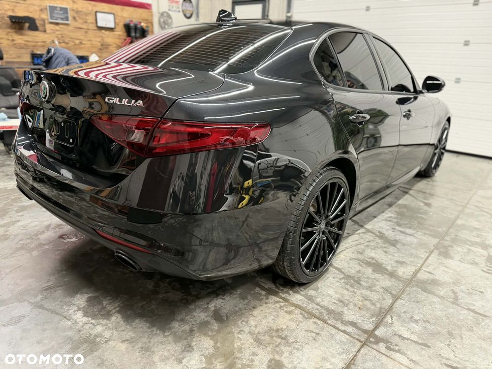 Alfa Romeo Giulia 2.0 Turbo 16V AT8-Q4 Ti - 4