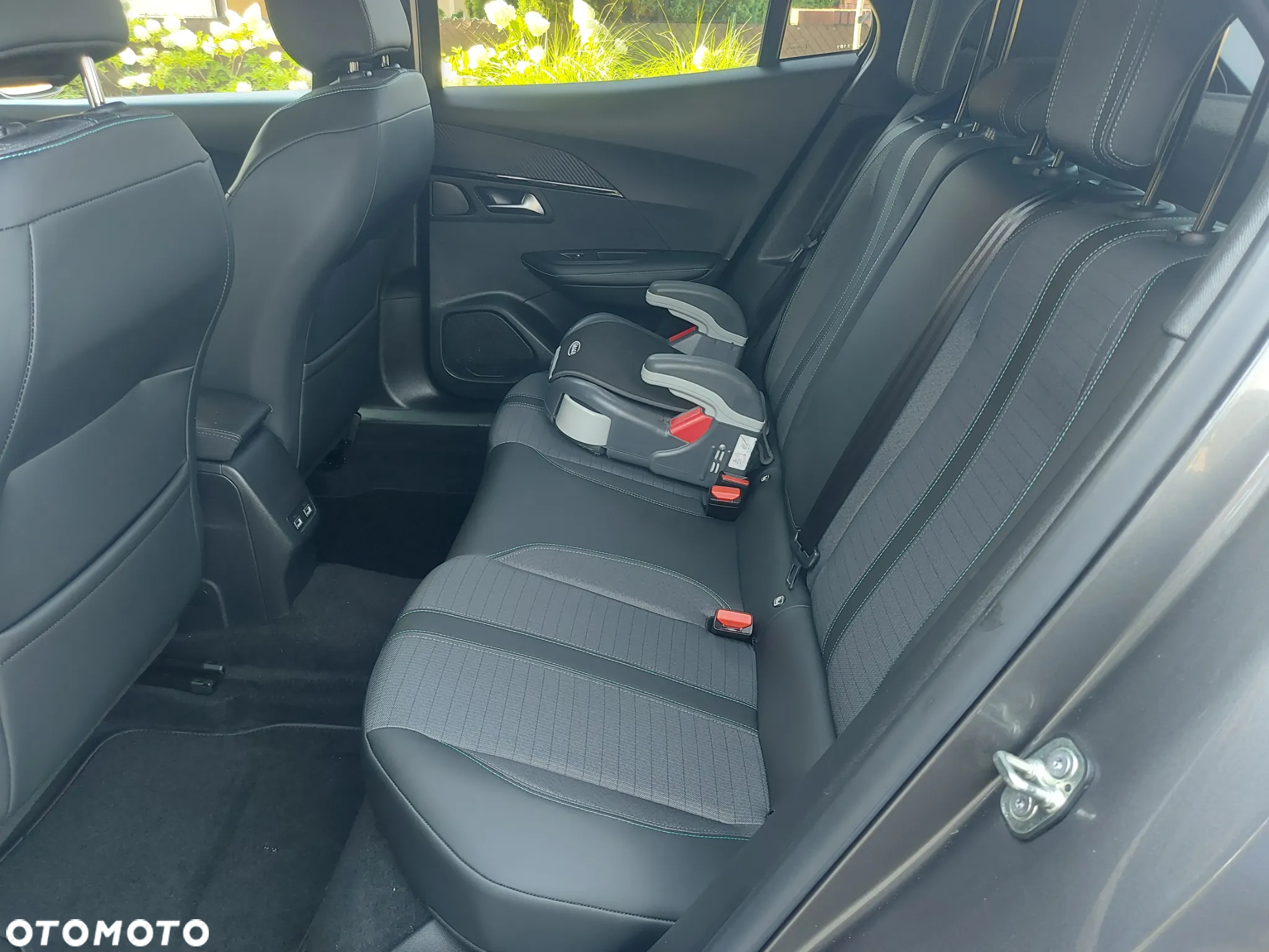 Peugeot 2008 1.2 PureTech Allure S&S EAT8 - 28