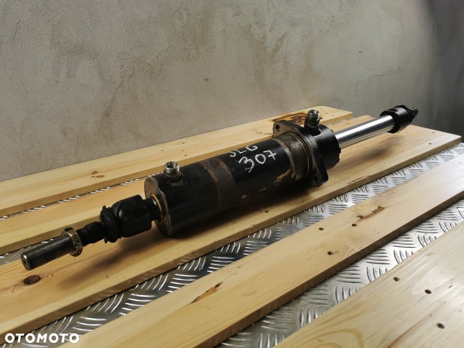 JLG 307 {Cylinder hydrauliczny skrętu} - 1