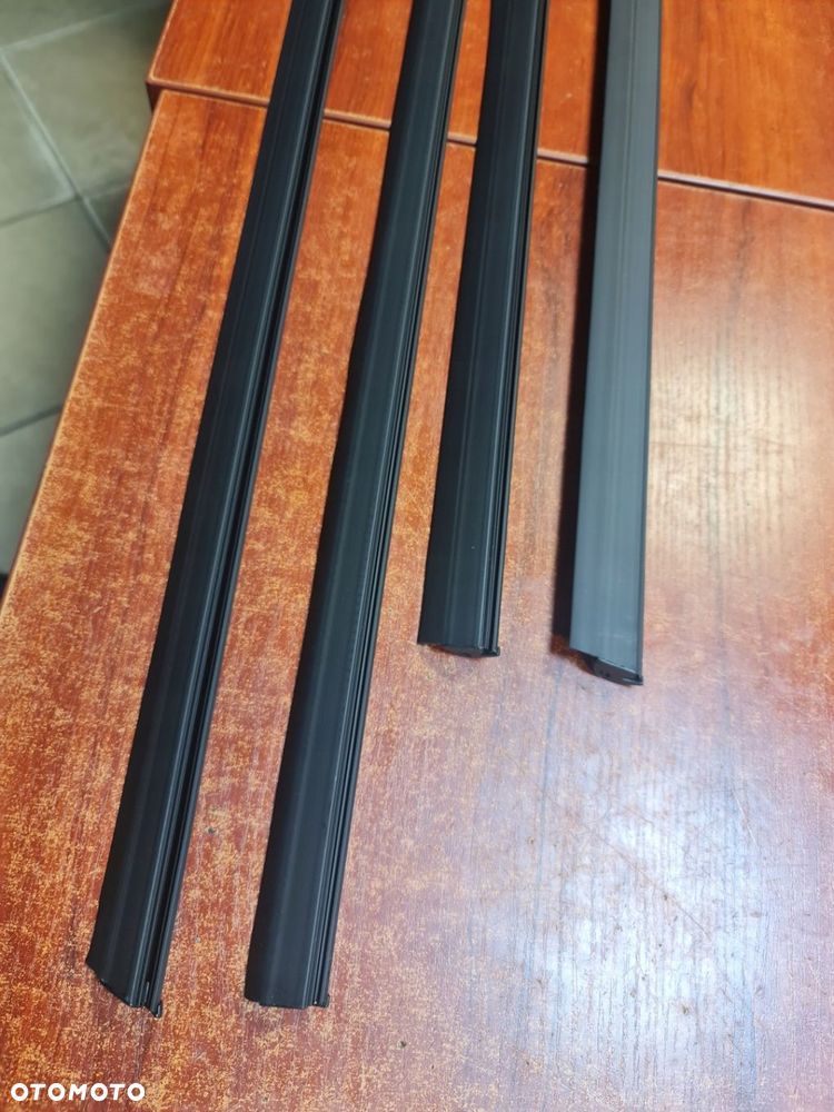 LISTWA DOLNA DRZWI PRAWY PRZÓD BMW E32 - 5