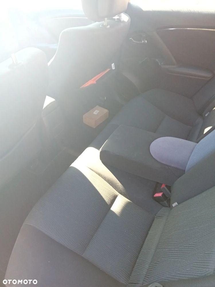 Toyota Avensis 1.6 Luna EU5 - 9