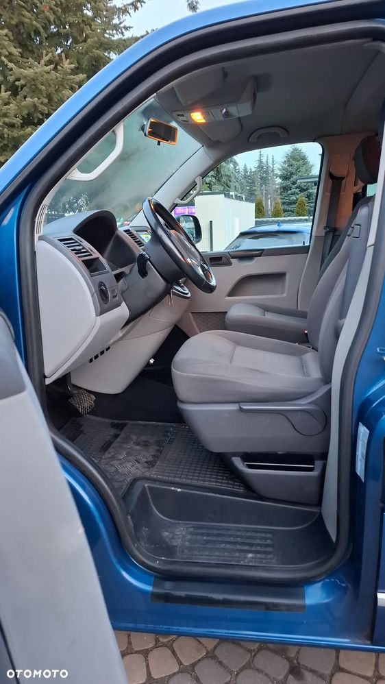 Volkswagen Caravelle - 10