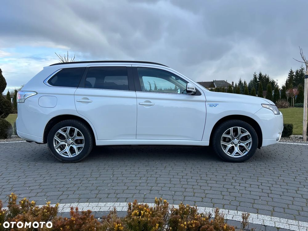Mitsubishi Outlander 2.0 4WD Plus - 7
