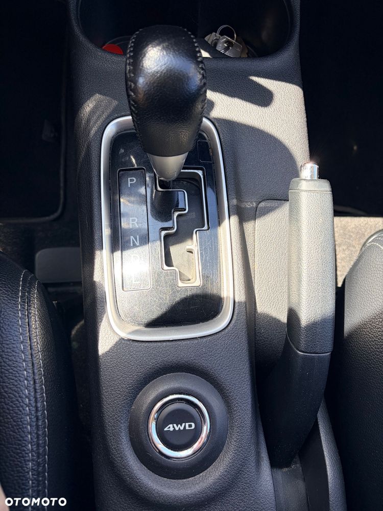 Mitsubishi Outlander 2.0 Instyle + 4WD CVT - 10
