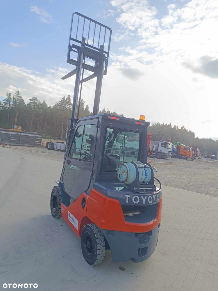 Toyota 8FG25 Kabina 2023 rok benzyna/gaz opony superelastyczne jak NOWY - 7