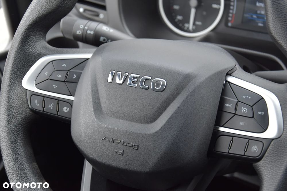 Iveco DAILY 35S14 / 2.3 - 140 KM / AUTIOMAT HI-MATIC / 3 OSOBY / DO 3,5 TONY / KONTENER / DOSTAWCZE / WINDA PALFINGER / KLIMA / TEMPOMAT / 2022 / SERWISOWANY / SPROWADZONY Z NIEMIEC - 31