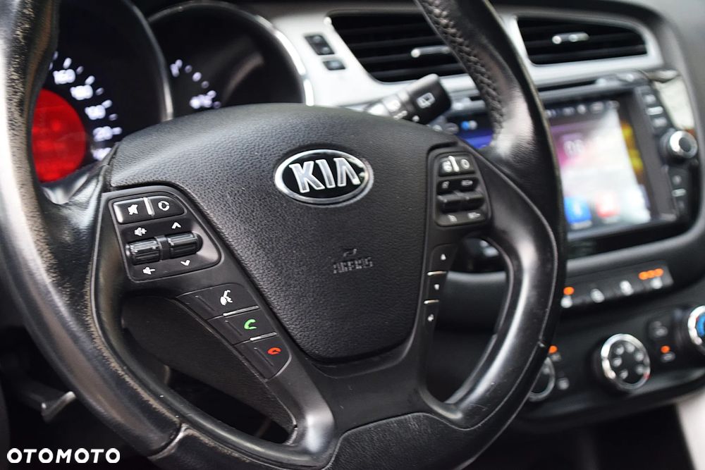 Kia Ceed 1.6 CRDi 128 Fifa World Cup Edition - 38