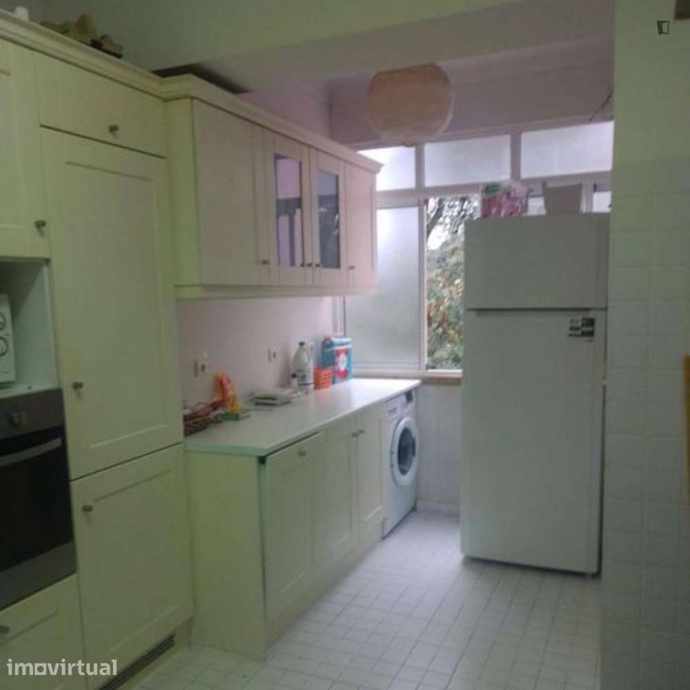 Quarto - localizado em Roma-Areeiro Lisbon - Grande imagem: 3/10