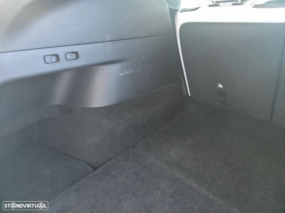 Tesla Model Y Long Range Dual Motor AWD - 17