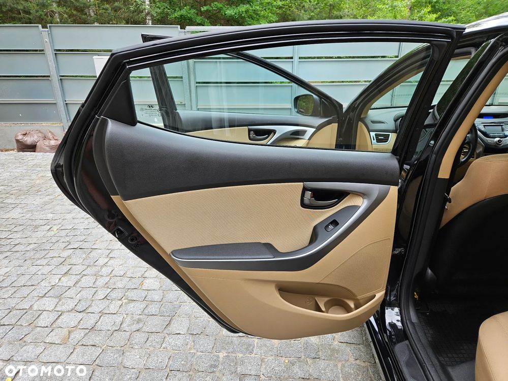 Hyundai Elantra 1.6 Comfort - 16