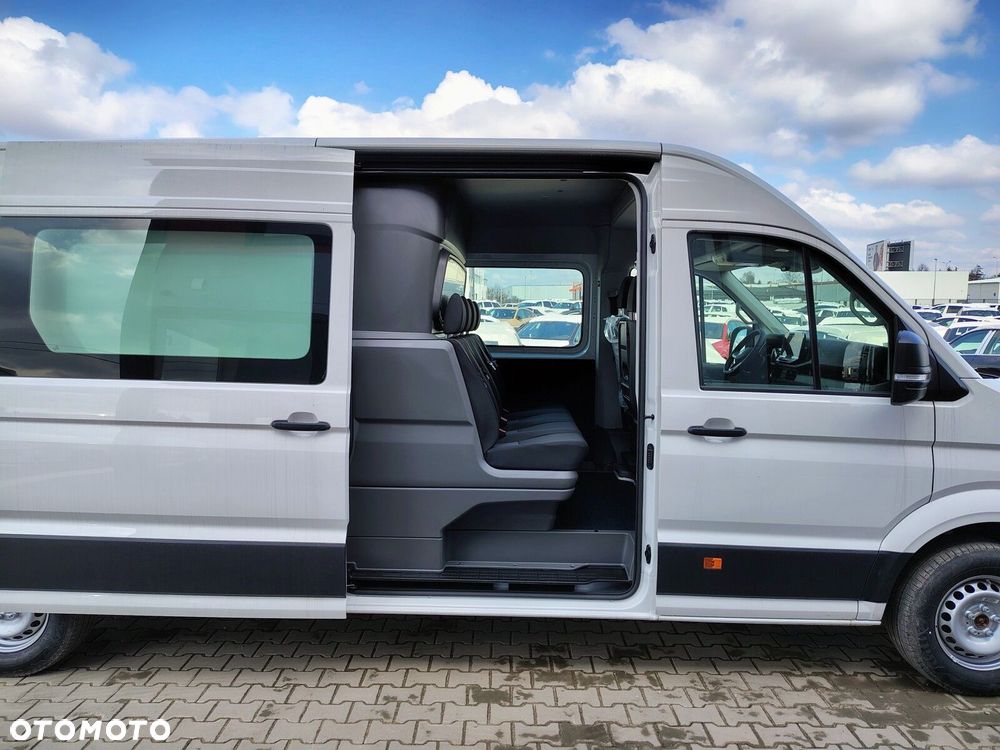 Volkswagen Crafter Crafter 35 Furgon z wysokim dachem silnik: 2,0 l EURO VI SCR 163 KM / skrzynia biegów: Przedni napęd automatyczna 8-biegowa rozstaw osi: 4490 mm - 9
