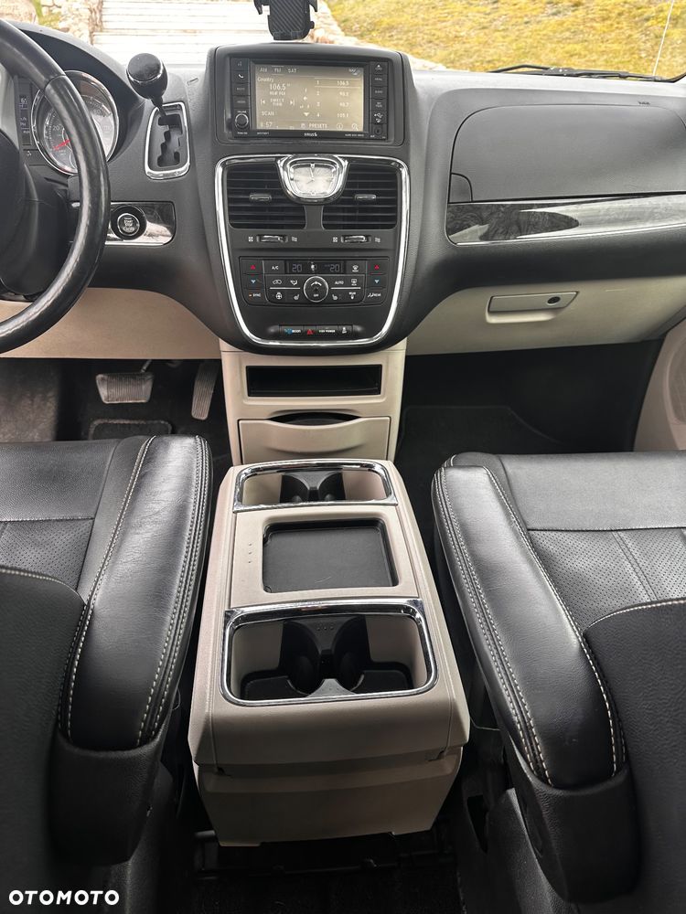 Chrysler Town & Country 3.6 Limited - 16