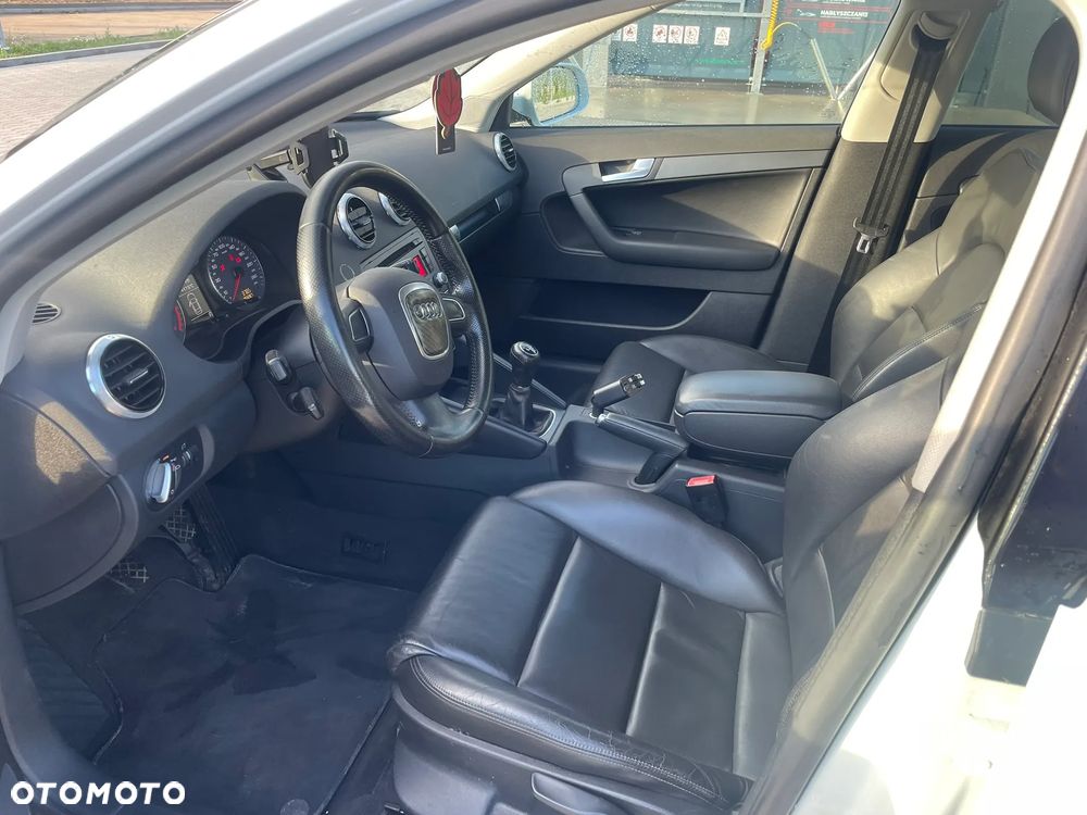 Audi A3 Sportback 1.6 TDI DPF Ambiente - 14