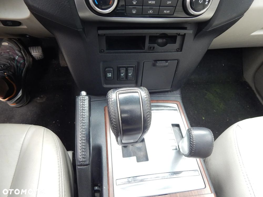 Mitsubishi Pajero - 25
