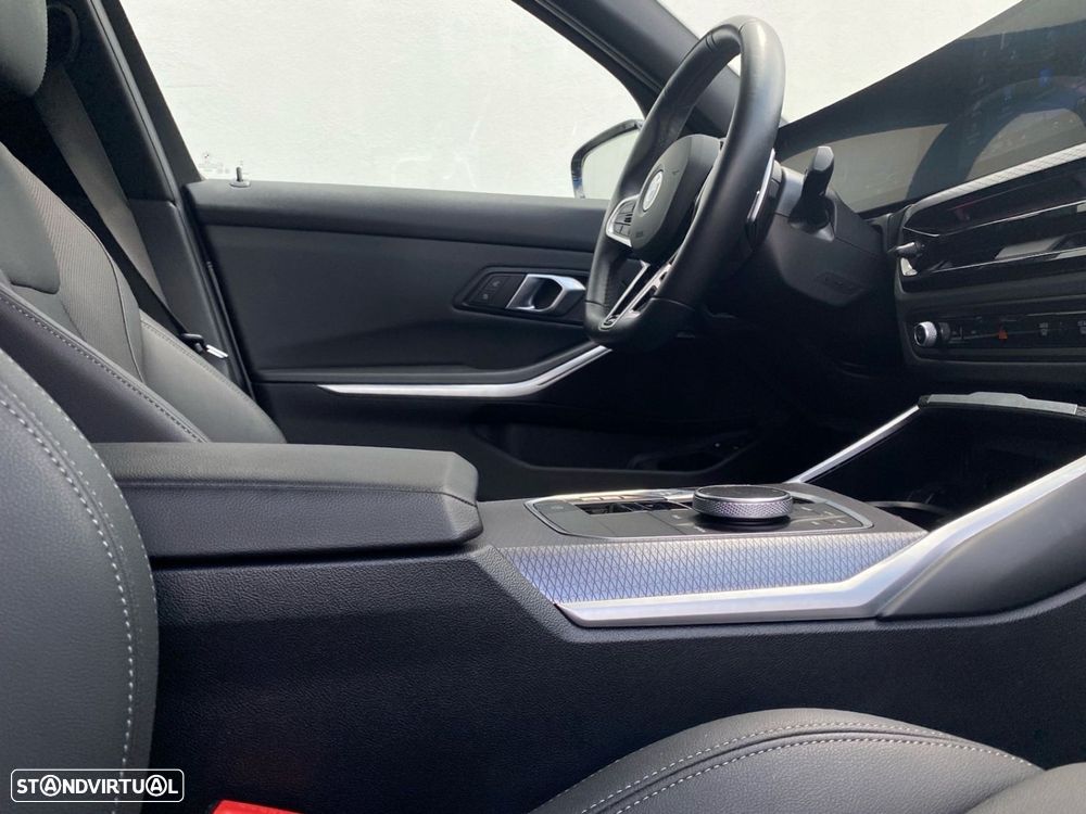 BMW 330 e Pack Desportivo M Auto - 17