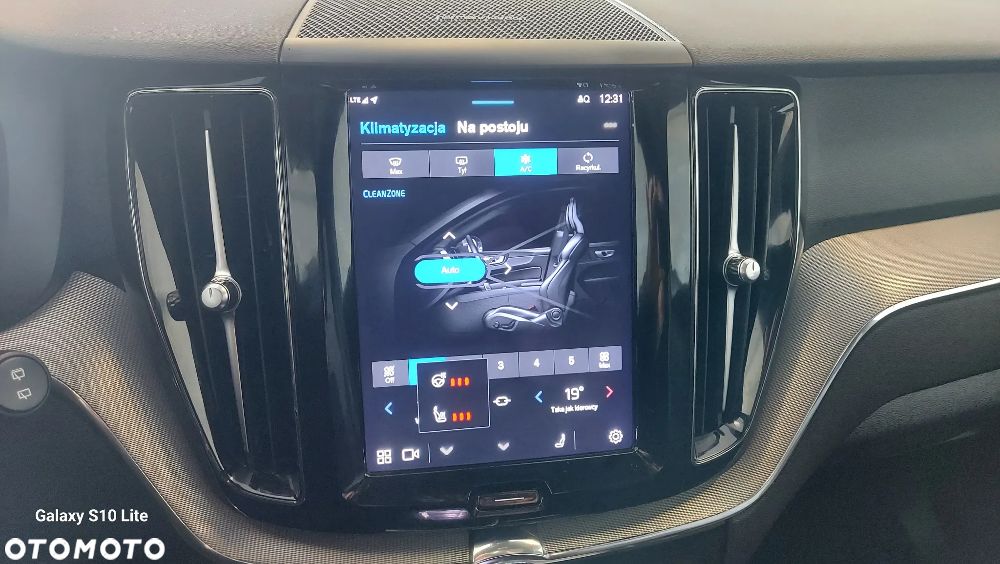 Volvo XC 60 B4 D AWD Plus Dark - 35