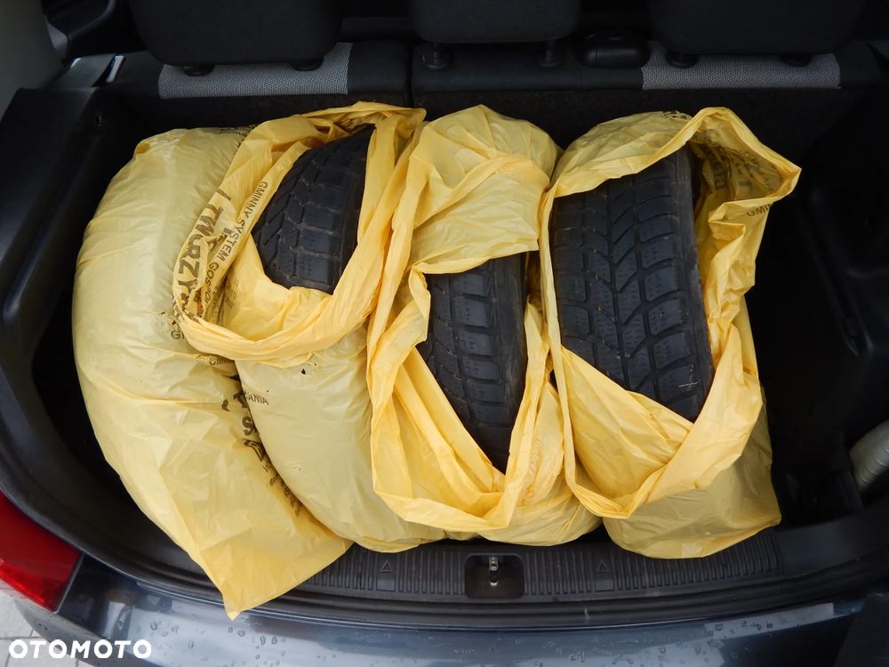 Skoda Fabia 1.2 HTP STYLE Edition - 27