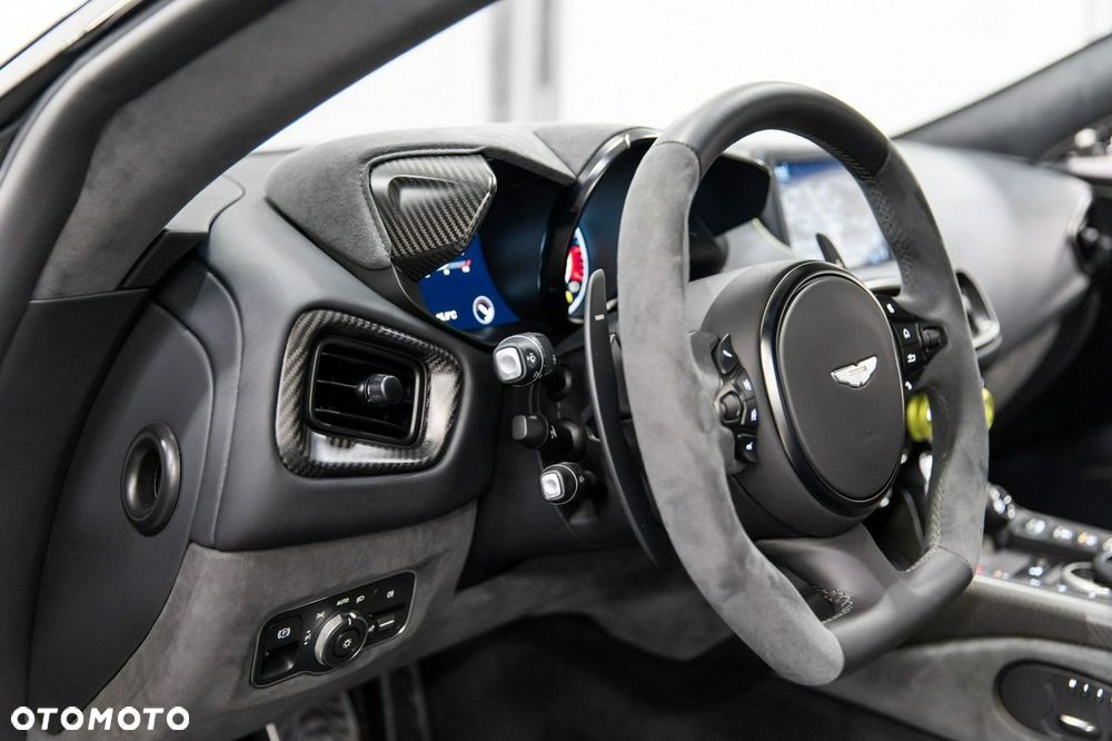Aston Martin Vantage - 32