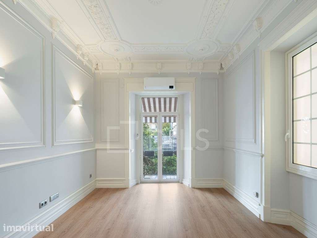 Apartamento T4 renovado nas Avenidas Novas em Lisboa com varanda - Grande imagem: 2/26