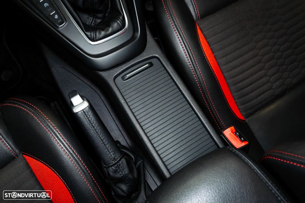 Ford Focus 2.0 EcoBoost ST c/ Pack Pele Desportiva - 45