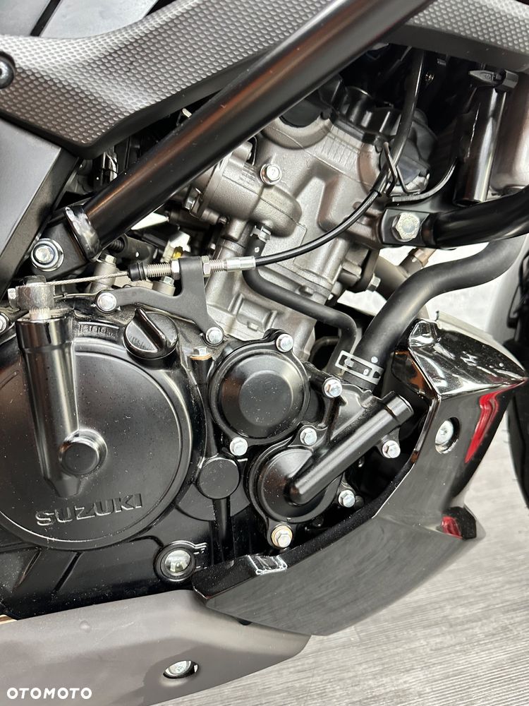 Suzuki GSX - 12