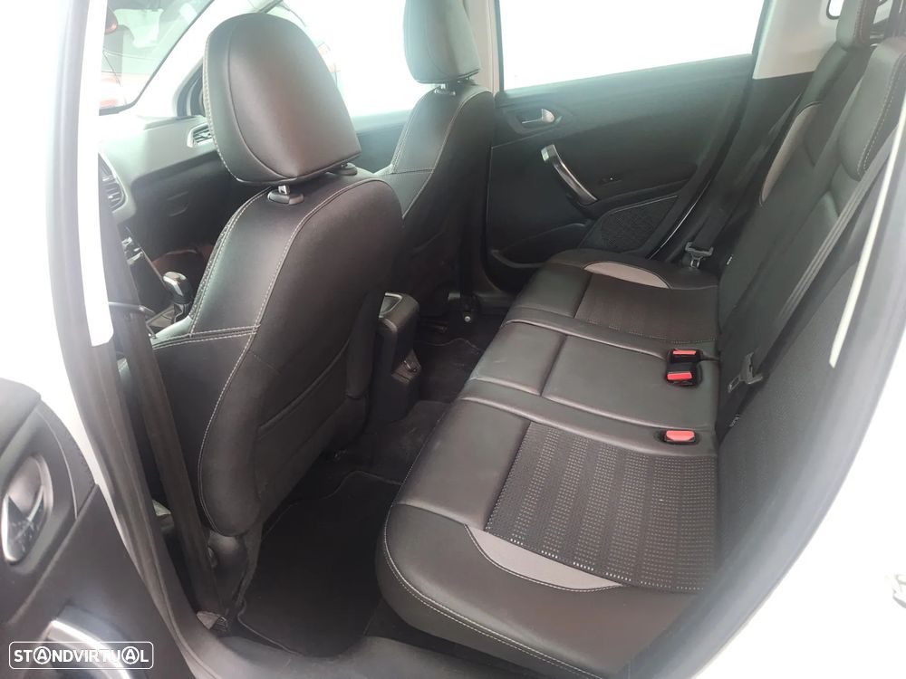 Peugeot 2008 1.2 PureTech Allure - 32