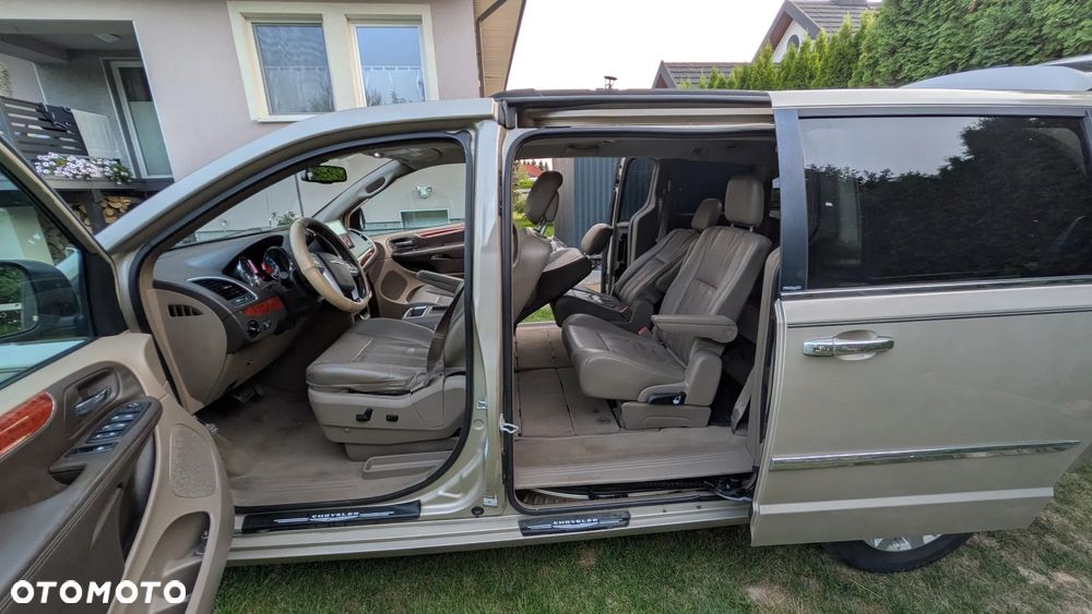 Chrysler Town & Country - 6