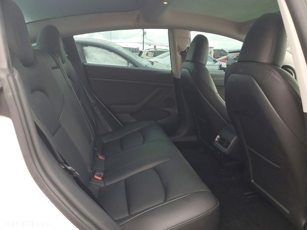 Tesla Model 3 - 8