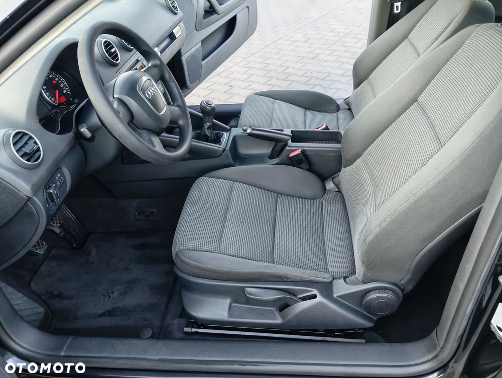 Audi A3 3-drzwiowe 1.6 Attraction - 13