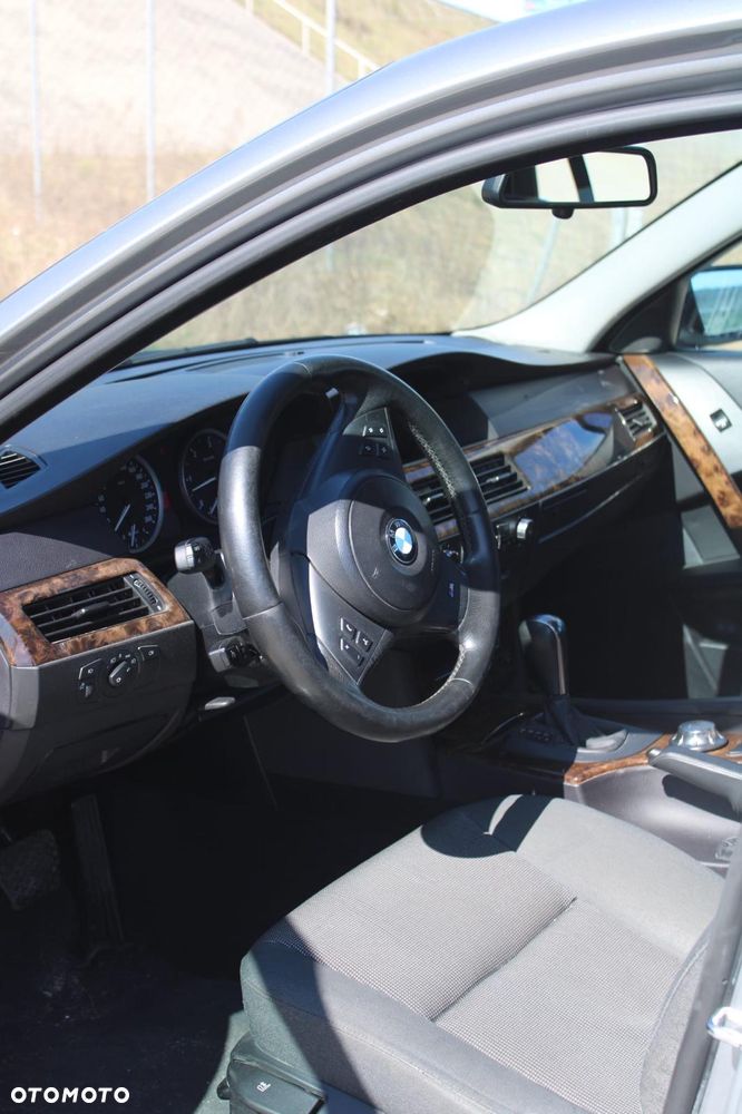BMW Seria 5 525d - 12