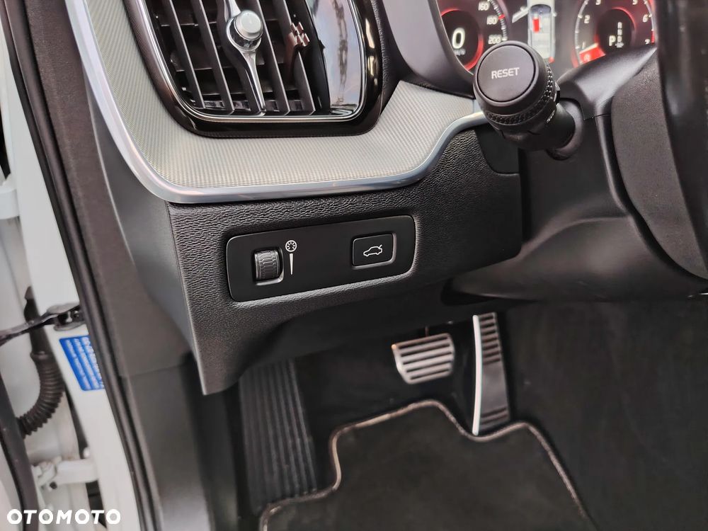 Volvo XC 60 B4 B R-Design - 18
