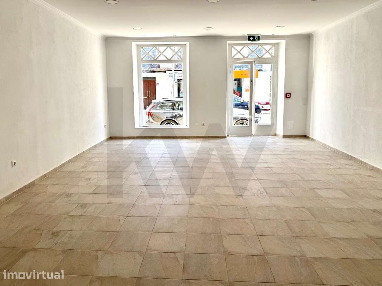 Loja Renovada para Arrendamento com Logradouro e Varanda na Rua Batalh - Grande imagem: 4/30