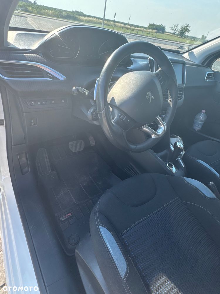 Peugeot 208 - 5