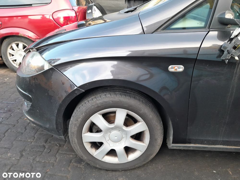 Błotnik przedni lewy SEAT Leon II 05-12r. LS9N - 1